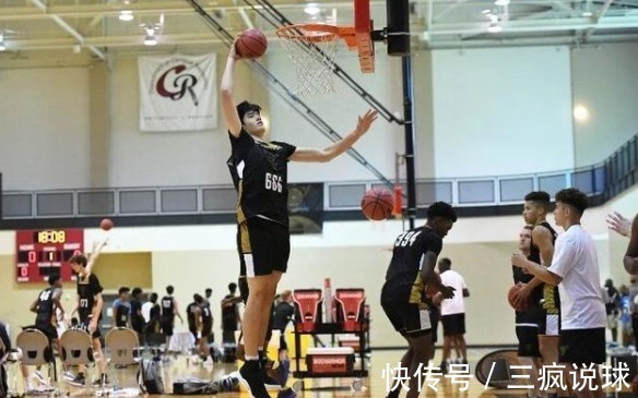 国足|16分钟16分！19岁华裔中锋闪耀NCAA，身高2米24，能说流利中国话