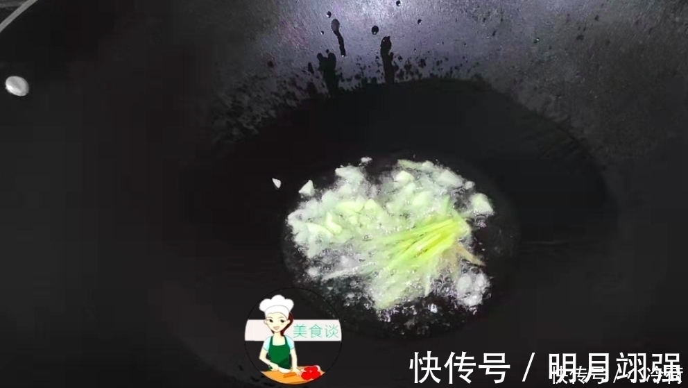 此青菜,铁含量比番茄多20倍,简单炒一炒,鲜香脆嫩,补血要多吃