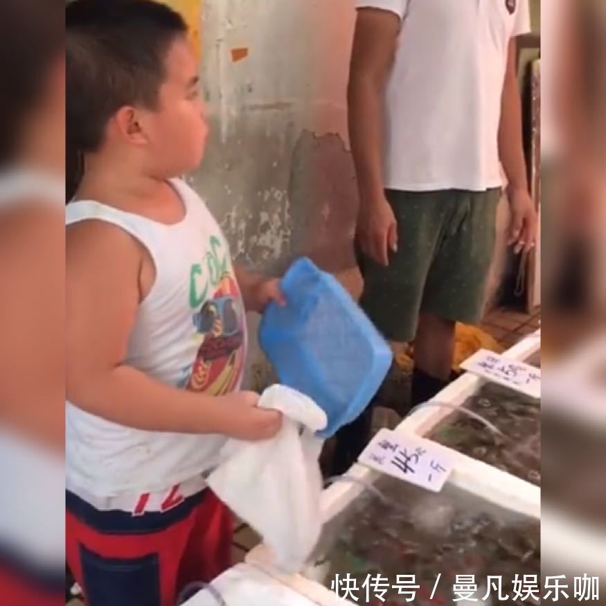 生活环境|小男孩帮爸爸娴熟地“做生意”火了,网友:这么小就有老板架势了