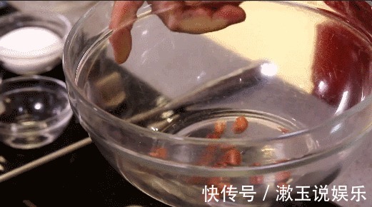 盐花|炸花生米，最忌讳直接下油锅！多加“这2味料”，香脆又不糊
