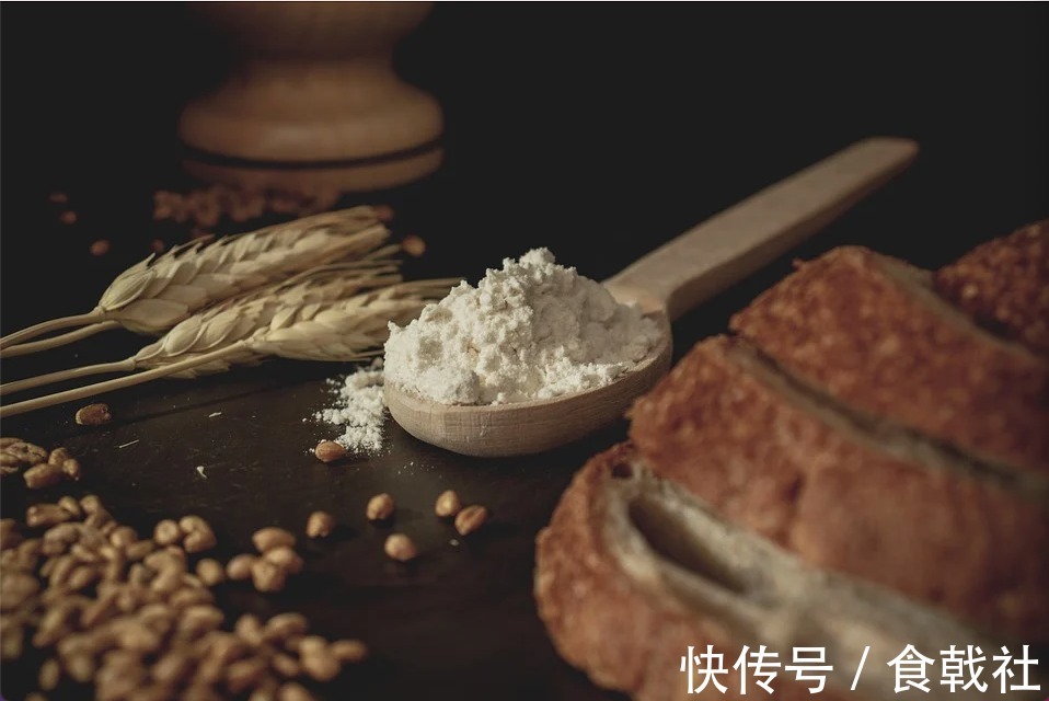 放时间久了,为什么饼干会变软,面包却会变硬?