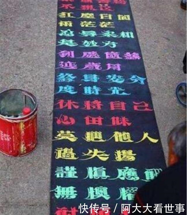 乞丐苦练10年粉笔字,字体被收购,如今成书法家,身价上千万