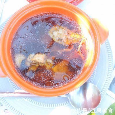 这道虫草栗子鸡腿炖汤发到朋友圈，留言全说被馋哭