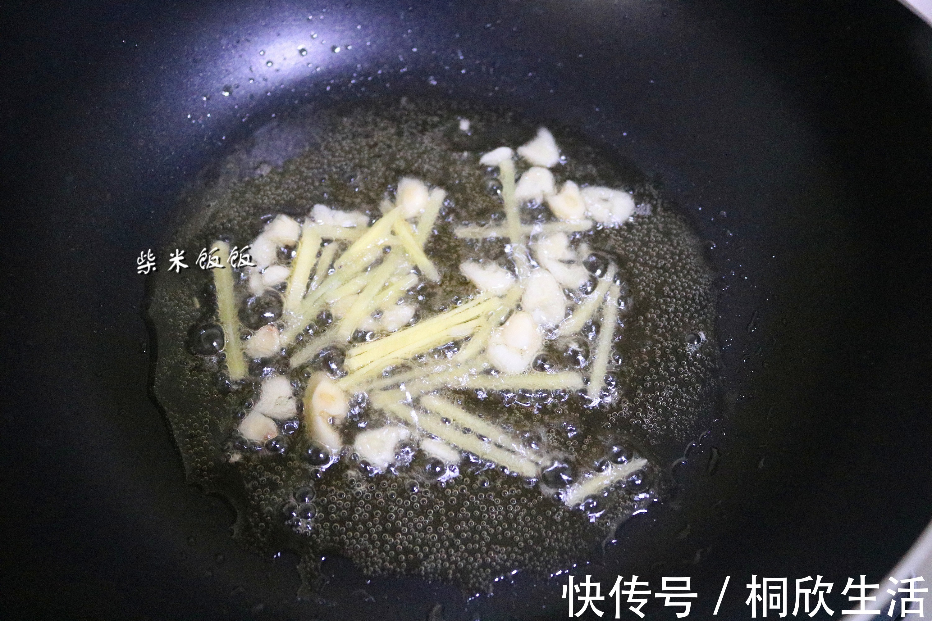 鲜香|杏鲍菇这样炒,不放肉也鲜香,我家两天炒一次,上桌就光盘