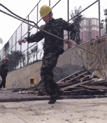 |搞笑GIF:日防夜防,损友难防,这一下恐怕半年都下不了床