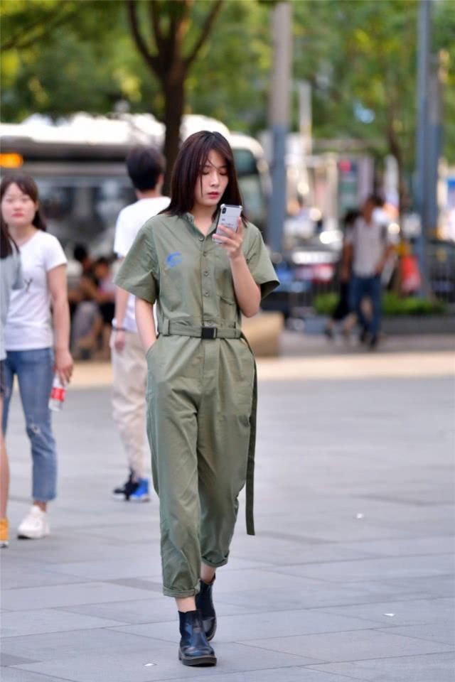 休闲时髦的搭配很显街头风，可以让你轻松打造靓丽的造型感