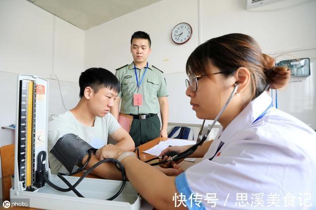 高血压患者|血压高的人，想要稳定血压，谨记：早起3要慢，日常4不吃