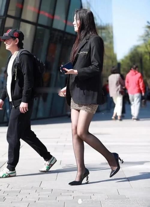 “奶奶裤”与“黑丝袜”,苗条身材的美女如何选看看这几位穿搭你就懂了