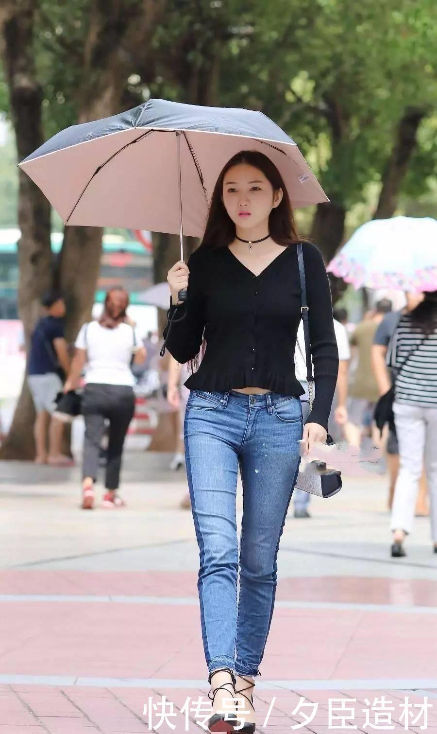 美女|美女脚上搭配上一双露脚趾的高跟凉鞋，显得特别的有时尚女人味