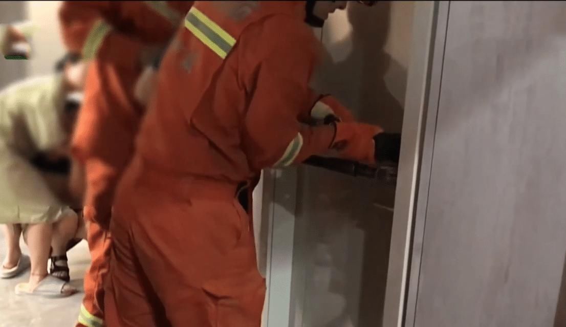 作业|家长想检查儿子作业，踹门没反应就报警，儿子：我在睡觉