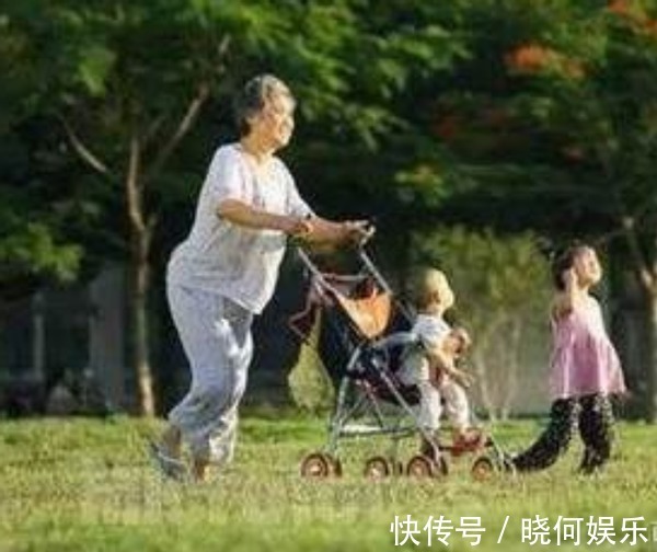 女儿|“最忙姥姥”火了,3胞胎女儿各生三胞胎,网友:可以开幼儿园了