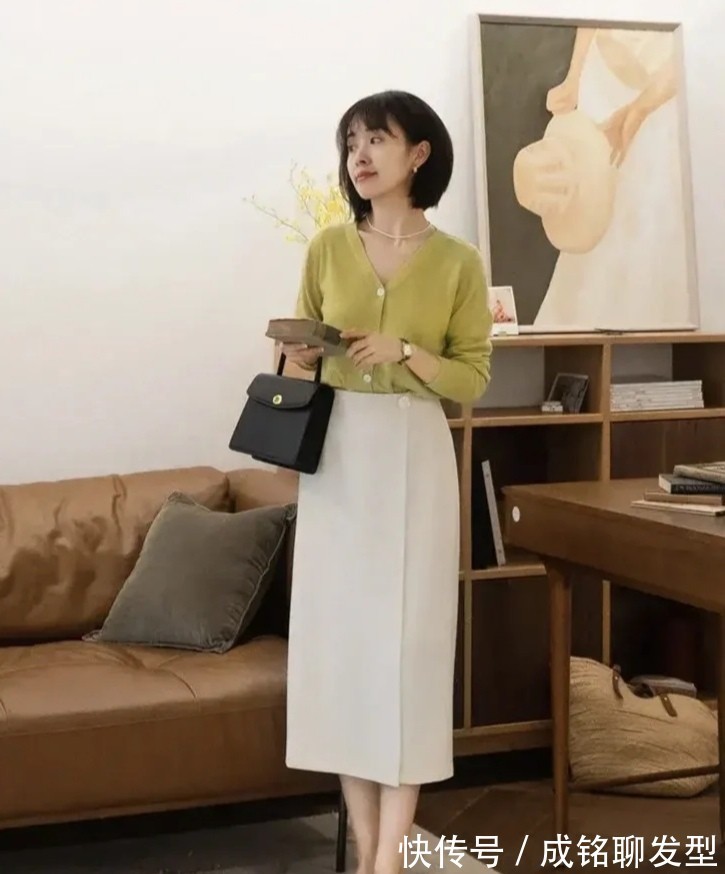 巧克力色|秋季有一种穿搭叫“针织衫+半裙”,简单好看又舒服,优雅又舒服