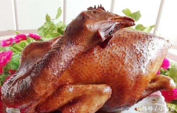 整只鸡丢进电饭锅,不放1滴水,出锅皮香肉滑,做饭不再麻烦!