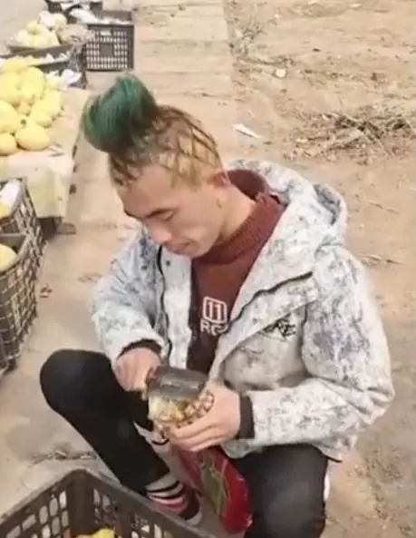 小贩顶着“菠萝头”卖菠萝，自称换发型后日销800斤