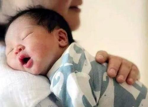 脊椎|宝宝脊柱发育这几个黄金期，直接影响身高和驼背，许多家长却忽视