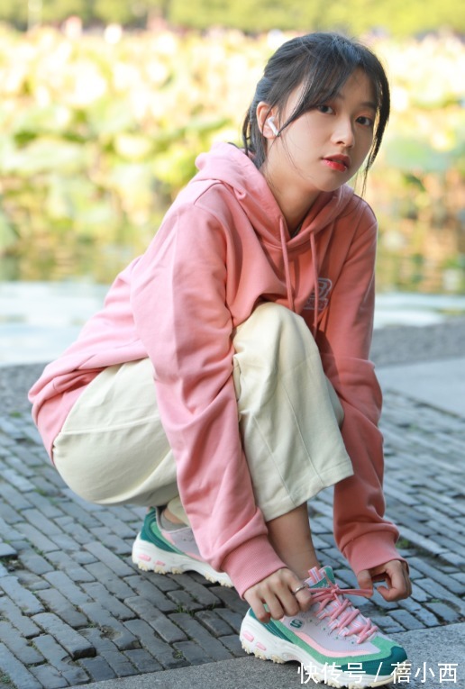 休闲 卫衣不知道怎么穿?试试经典的浅粉色,少女感很强,出街也美美哒