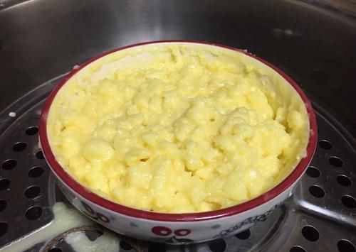 早餐喜欢吃的奶黄包,光滑松软,奶香浓郁,一次发酵省时间