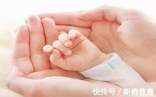伸肌|宝宝到了这个月龄,妈妈需要帮他打开小拳头,让宝宝更加聪明