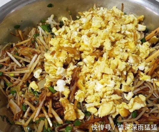 萝卜做馅,最忌焯水或盐腌,大厨教你1招,萝卜爽脆鲜甜,真香!