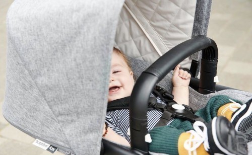 脊柱|宝宝不满这个月龄不建议坐婴儿车,对脊柱有影响,爸妈别大意了