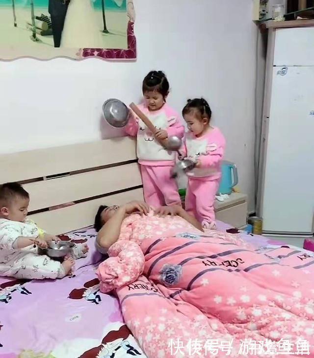 爸爸|爸爸睡懒觉,三个宝宝“敲锣打鼓”叫起床,爸爸生无可恋笑翻网友