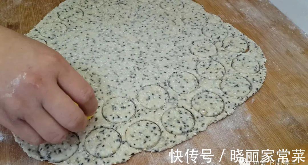 松软|芝麻饼干新做法,锅里一烙,松软香甜不加油,没烤箱也能一次成功