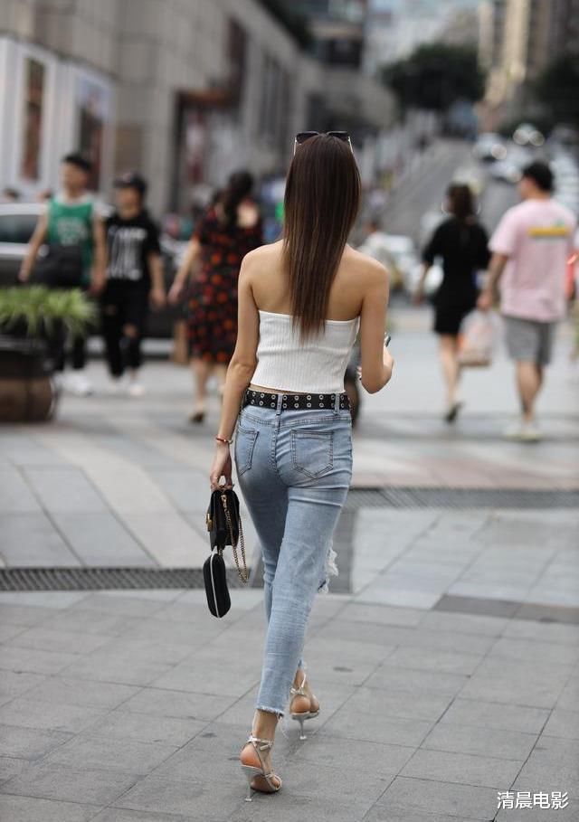 骨感型女生这样穿，挂脖衫配破洞牛仔裤，简约有范，穿出骨感的美