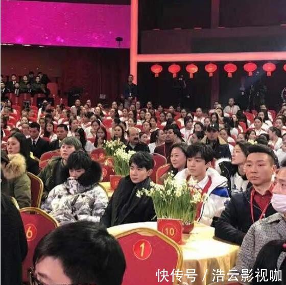 伴舞者|春晚不对外售票，那么现场观众席坐的都是什么人他们身份不简单