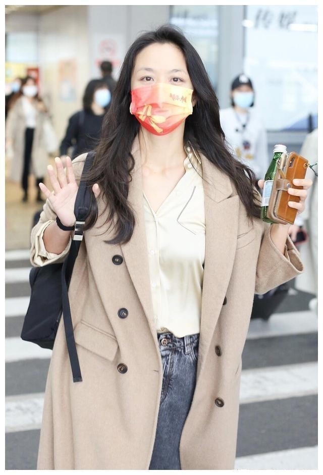 高贵 跟着欧美流行色走,搭配大衣不会出错,让你时髦整个秋冬