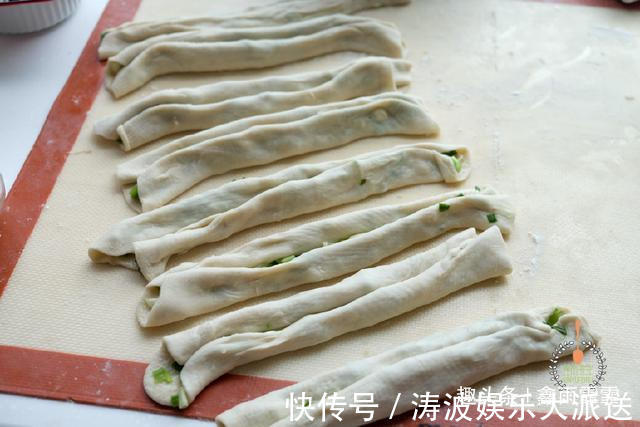 面团|葱油饼最好吃的做法，又香又软，一分钟一个，看看你喜欢吃不