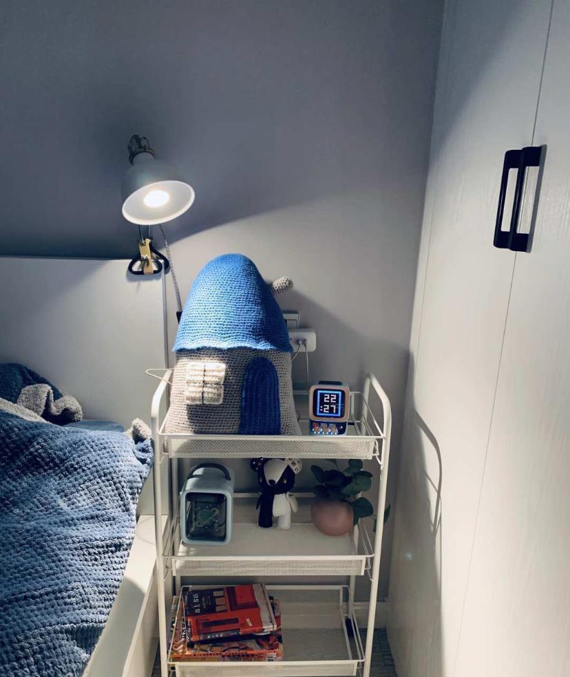 床头柜|卧室太小放不下床头柜?学学人家这样设计,比床头柜还实用!