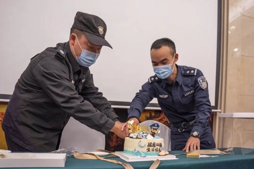 江奇军|2名支援镇海的奉化民辅警在执勤点过了一个的特殊生日……