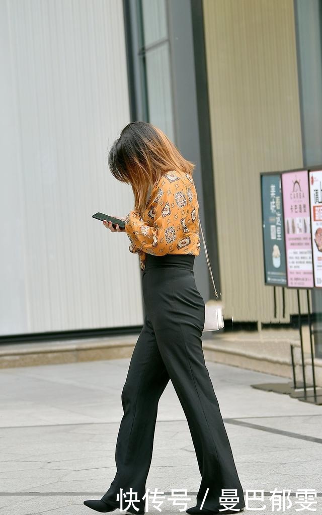 黑色|时尚穿搭:花色v领衬衫,搭配黑色阔腿裤,穿着很有淑女气质