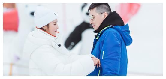 陳建斌真有眼福，蔣勤勤吃飯時(shí)脫妝，真實(shí)顏值看呆現(xiàn)場(chǎng)男嘉賓