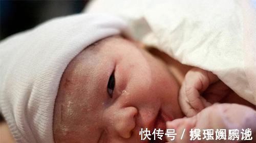 助产士|为什么孩子刚出生,助产士不给穿衣服就让妈妈抱?两个原因