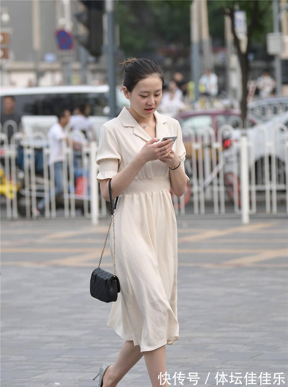 细跟鞋 米色连衣长裙,过膝的裙摆,搭配尖头细跟鞋,衬托身材!