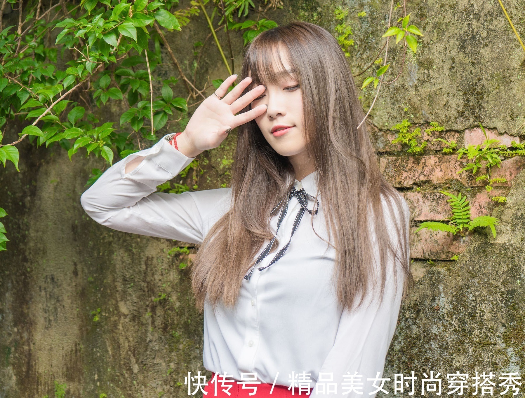 裙装|白色的衬衫搭配红色的荷叶裙，干练又甜美可人