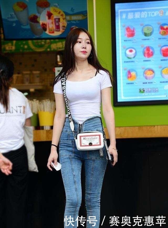 凉快 穿着紧身牛仔裤的小妹妹,展现美丽曲线,清新自然