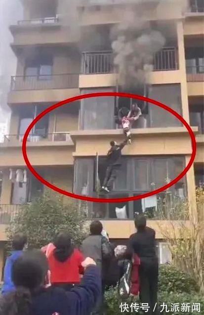 gt 快递小哥勇救一家三口,双眼皮醒目惹关注,本人回应:天生的,爸妈都是双眼皮