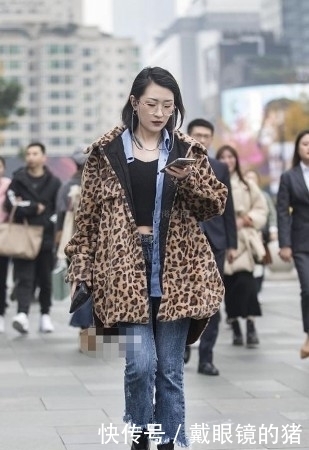 路人街拍,小姐姐选一件露脐的黑色背心做搭配,霸气又动人