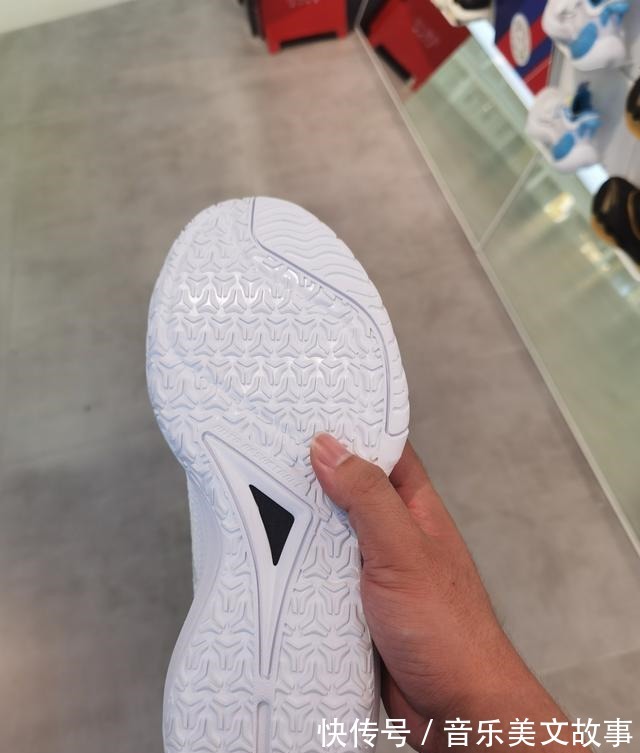 中端 安踏速决5代实战篮球鞋发售!助力要疯系列冲击安踏第一中端球鞋!