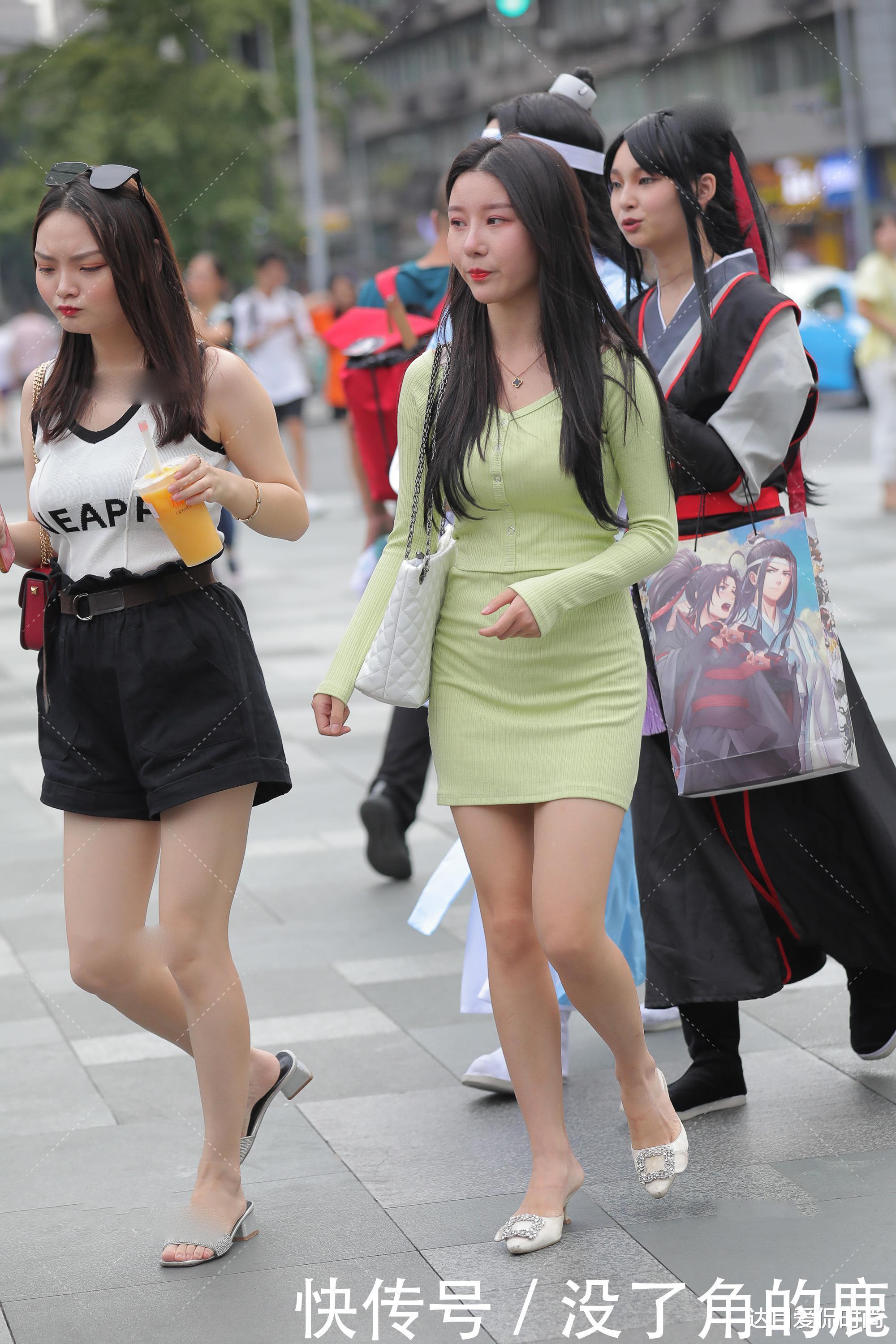 微胖女生也很适合亮色系,不仅不显胖,穿搭出