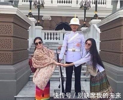 |搞笑图片幽默段子笑话：大哥，忙还是你比较忙，两只手都不够啊！