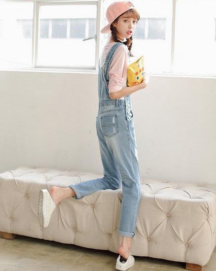 别以为穿背带裤就是“装嫩”，瞅瞅下面这穿搭，十分元气美腻