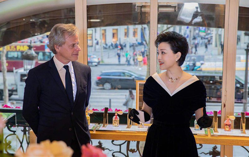 杨澜真是太有贵妇范了！穿黑裙搭丝绒手套优雅大气，气质十分出众