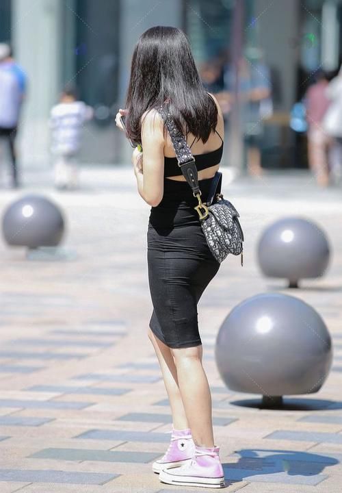 高跟鞋|黑色无袖裙时尚满满，闪闪发光，显出十分美丽！