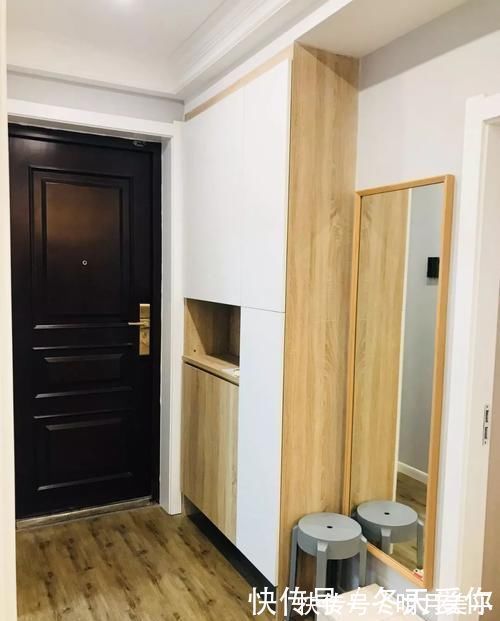 小户型|小户型进门鞋子一地把鞋柜底部留空，玄关再小也不怕
