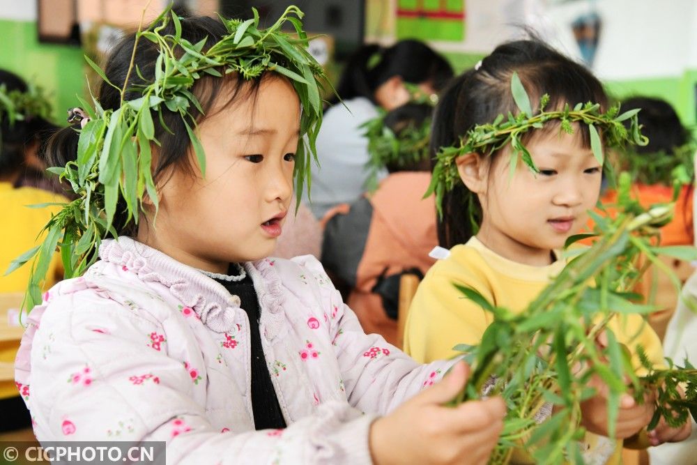 河北广平：戴柳帽 迎清明