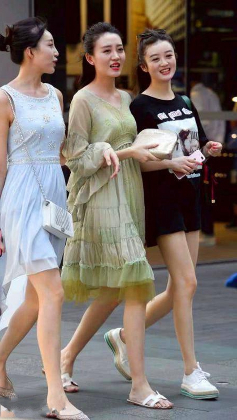 灵动|一头靓丽的长发披落在肩,增添了几分灵动的气息