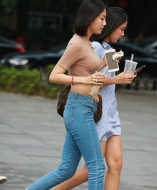 漂亮有气质的牛仔裤美女,修长美腿十分引人注目